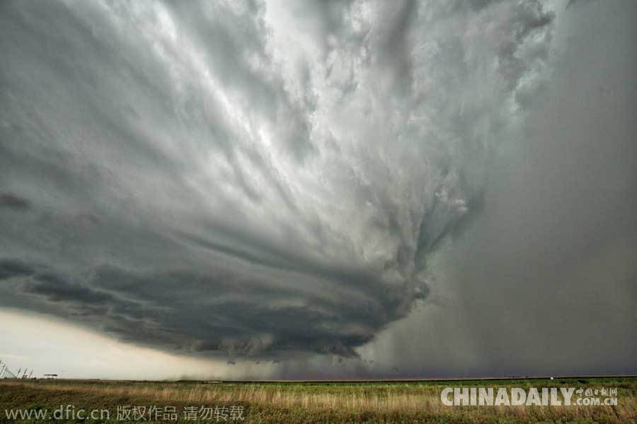 美高中教师冒生命危险拍摄雷暴 乌云遮天堪比末日