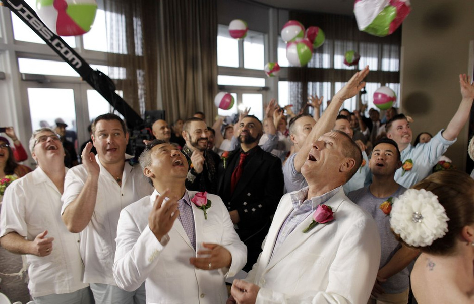 美佛州同性婚姻合法化 举办集体婚礼庆祝