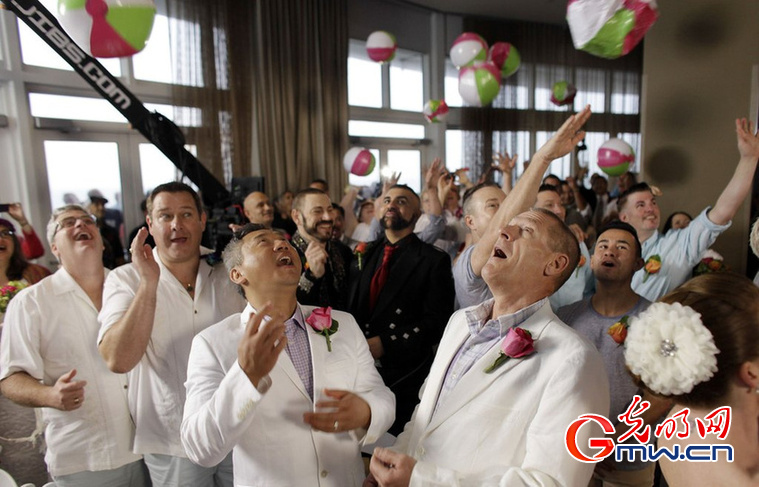 美佛州同性婚姻合法化 举办集体婚礼庆祝