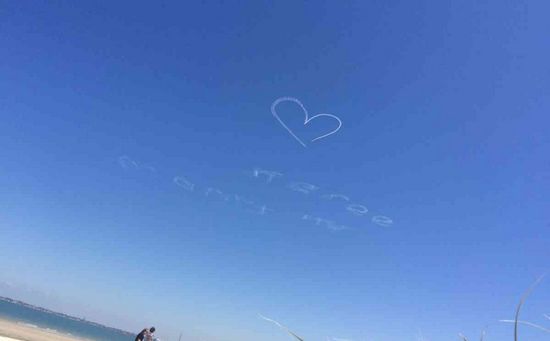 澳男子雇飞机在天空写下“嫁给我”求婚遭拒绝