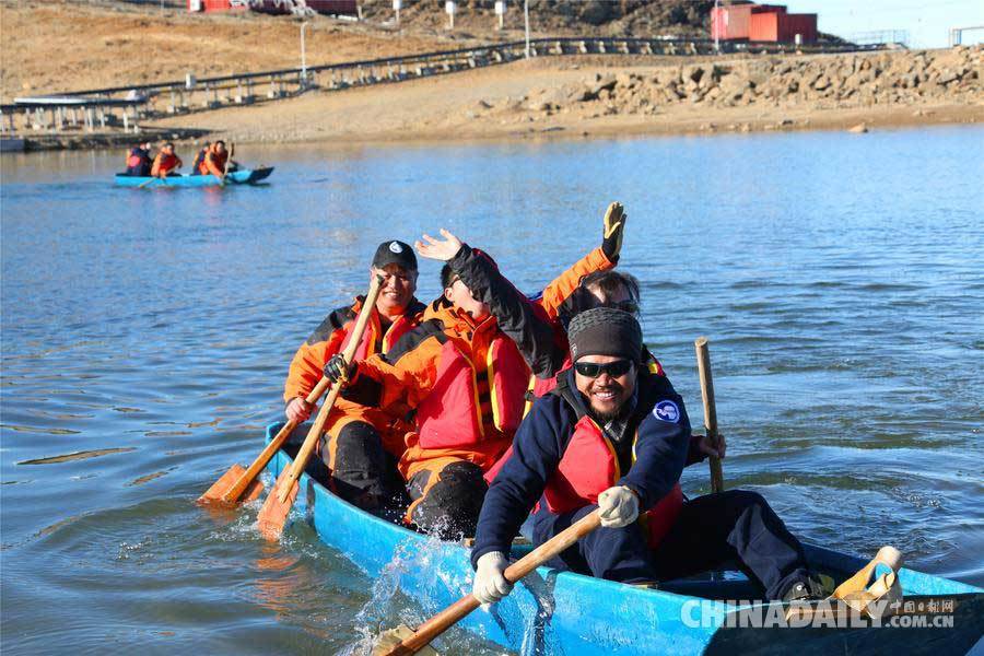 中国第31次南极科考队成员于南极划船庆“立春”