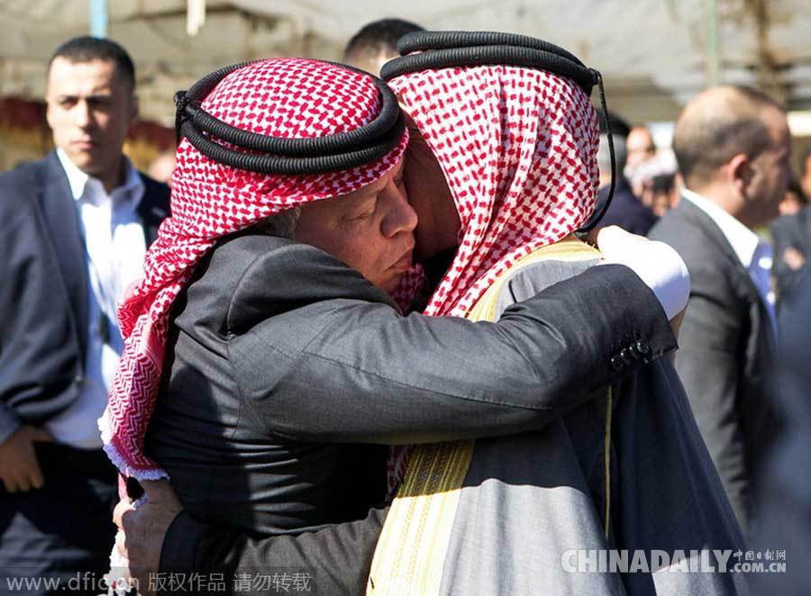 约旦国王慰问遭极端组织杀害飞行员家属