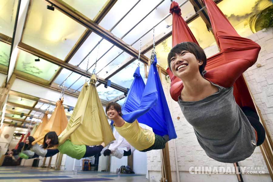 日本流行空中瑜伽 练习者借助吊床如蝙蝠倒挂