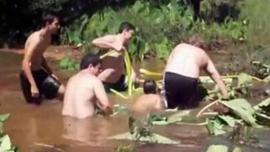巴西男孩被吸入下水道 幸运逃生后挥臂大笑