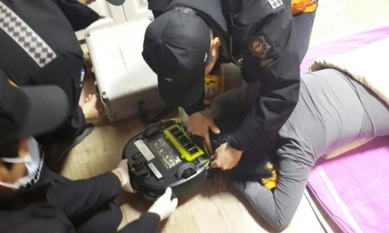 韩国妇女地板小憩 被扫地机器人误“食”头发（图）