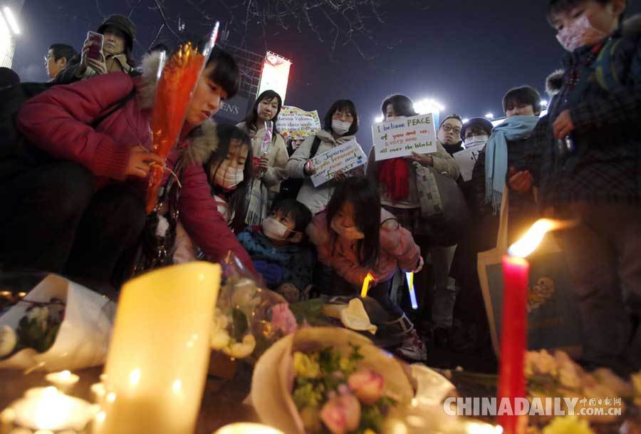 日本民众集会悼念遇害人质 高举“我是健二”标语