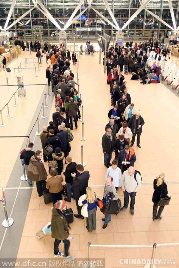 德国汉堡机场安保人员罢工 旅客排长龙等待安检