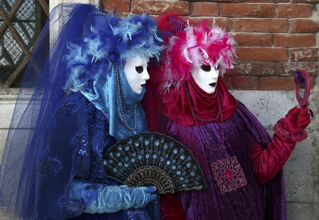 威尼斯狂欢节盛大开幕 美轮美奂面具服饰大比拼
