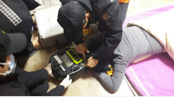 韩国大妈地板小憩头发被扫地机器人吸入 报警获救