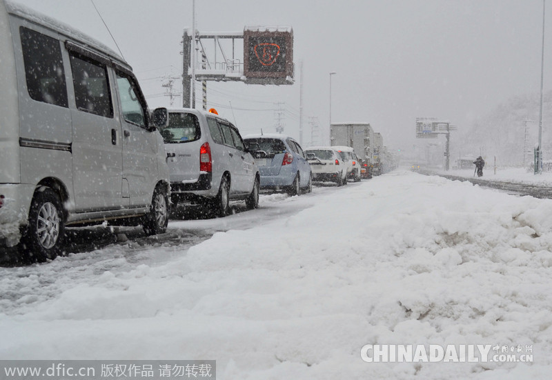 日本中部暴雪致数百辆车被困 局部降雪量超60厘米