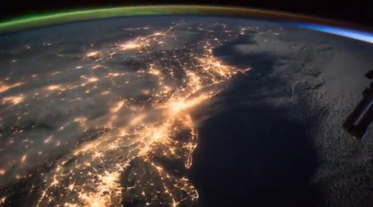 当极光遇见日出 美国宇航员拍下壮美太空奇观
