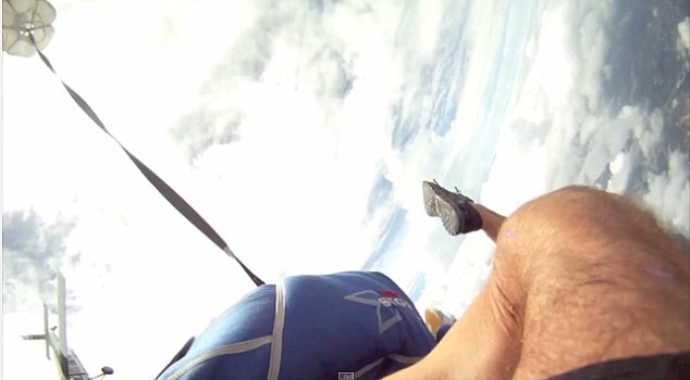 泰国高空惊险一幕 跳伞者险与飞机相撞