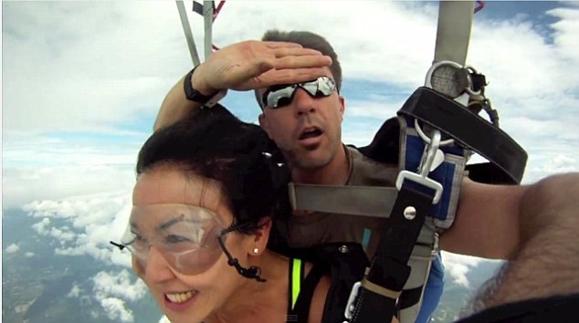 泰国高空惊险一幕 跳伞者险与飞机相撞