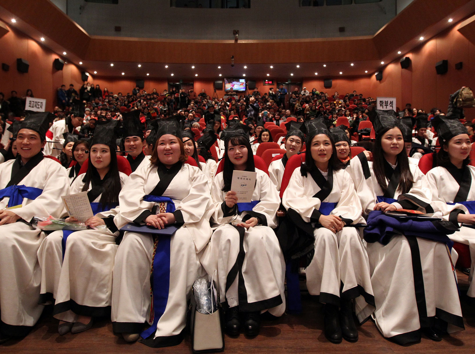 韩国大学生穿“道士服”参加毕业典礼