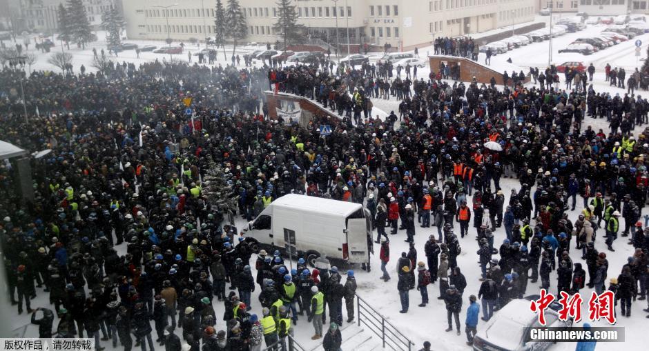 波兰一矿工公司工人寒冬罢工示威 遭警方水枪驱散