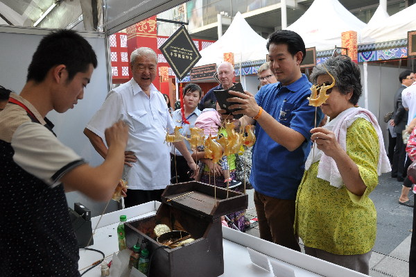 泰国民众喜迎中国新年 地道北京民俗艺术和美食受追捧