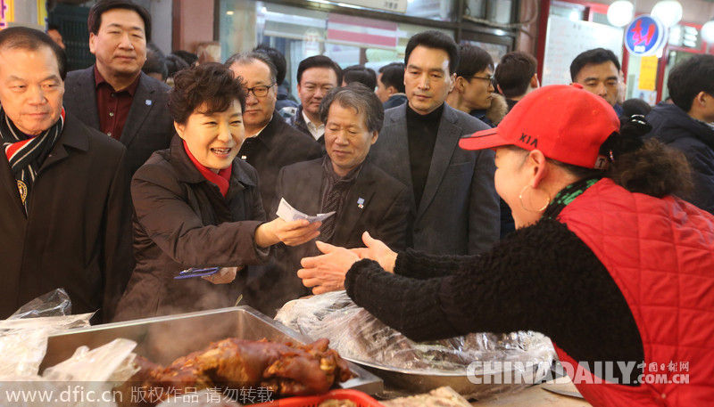 韩国总统朴槿惠走访胡同市场 自掏腰包买猪蹄