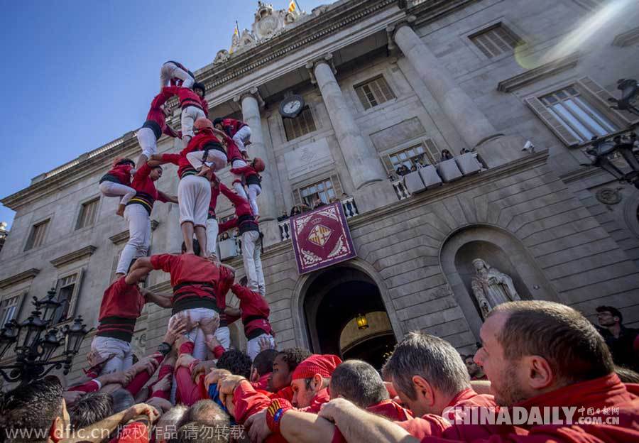 西班牙巴塞罗那上演传统叠人塔盛景（组图）