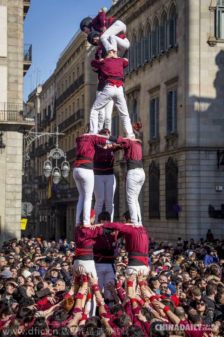 西班牙巴塞罗那上演传统叠人塔盛景（组图）