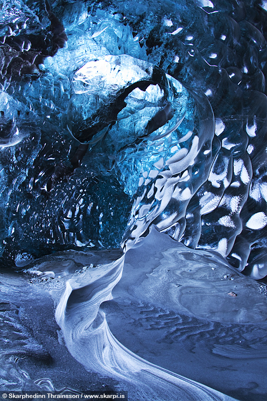 冰岛摄影师拍摄震撼冰穴美景 如蓝色水晶宫