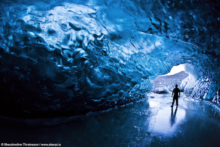 冰岛摄影师拍摄震撼冰穴美景 如蓝色水晶宫