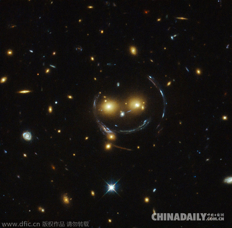 NASA公布哈勃望远镜所拍宇宙“笑脸”照片