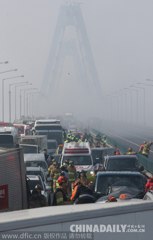 韩国严重追尾事故致2死65伤 伤者包括7名中国人