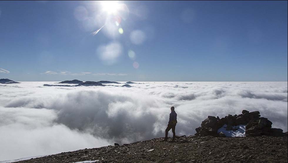 英国男子在800多米山顶拍下“云端慢跑”奇观(组图)