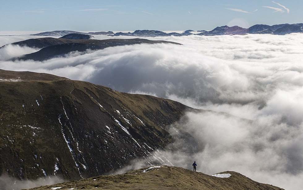英国男子在800多米山顶拍下“云端慢跑”奇观(组图)