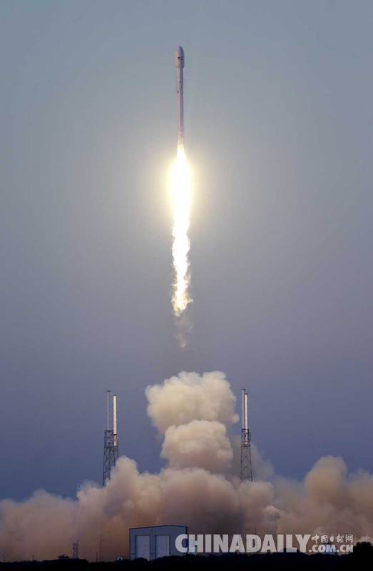 美国Space X公司成功发射“猎鹰9号”火箭（组图）