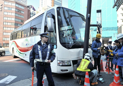 日本载24名中国人旅游大巴发生事故 无人受伤