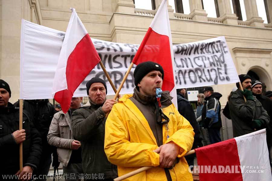 波兰农民开拖拉机浩浩荡荡上街示威 要求政府赔偿损失