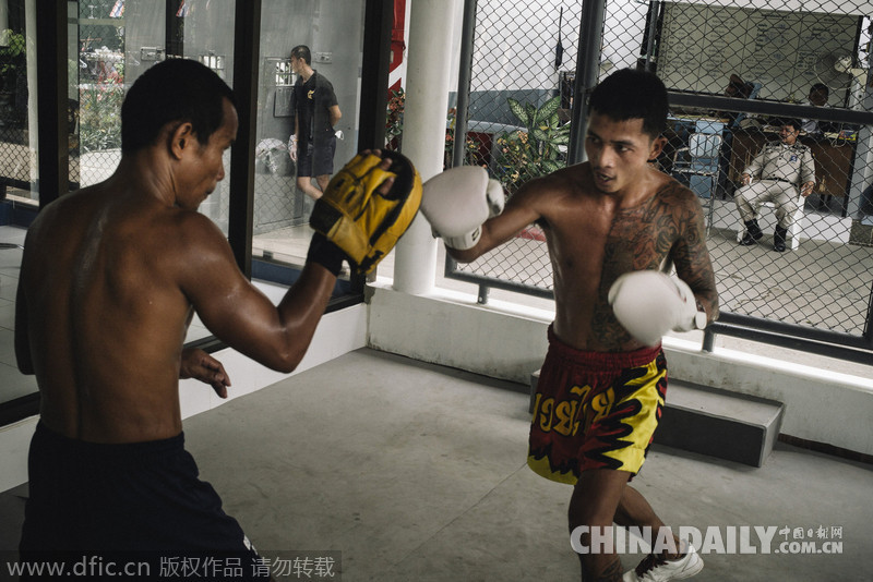 泰国监狱举办囚犯拳击赛 胜者可减刑或获释（组图）