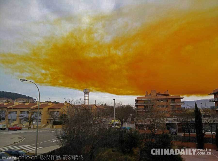 西班牙化工厂爆炸致3人受伤 天空弥漫有毒橘色云层