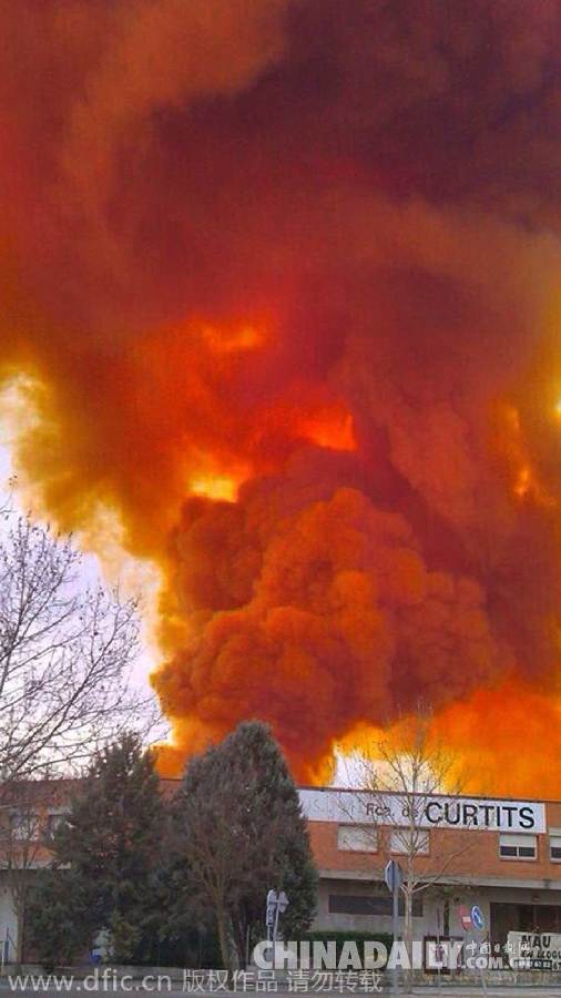 西班牙化工厂爆炸致3人受伤 天空弥漫有毒橘色云层