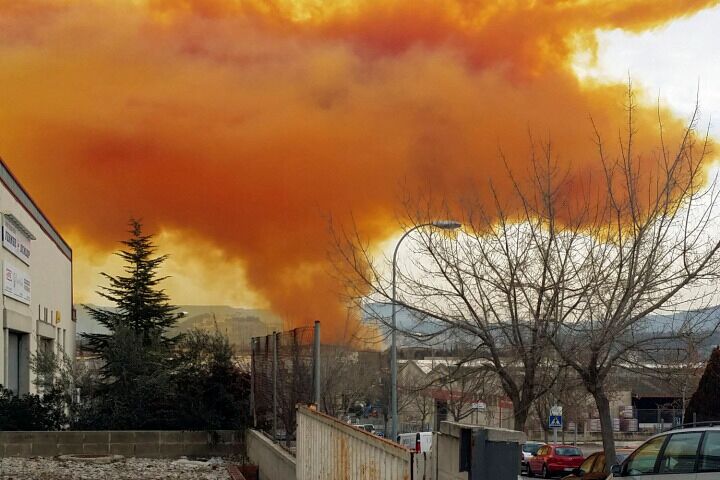 西班牙化学仓库爆炸致8人伤 橙色毒烟笼罩城市