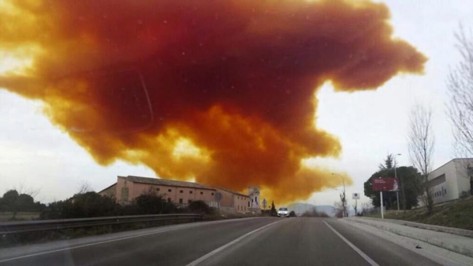 西班牙化学仓库爆炸致8人伤 橙色毒烟笼罩城市