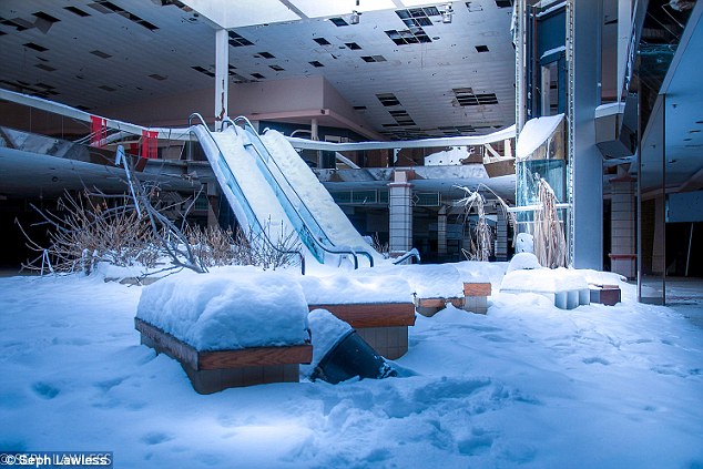废弃商场华丽转身 成完美雪世界
