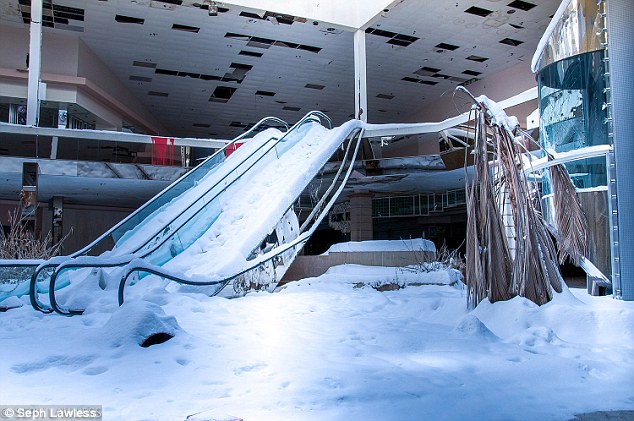废弃商场华丽转身 成完美雪世界