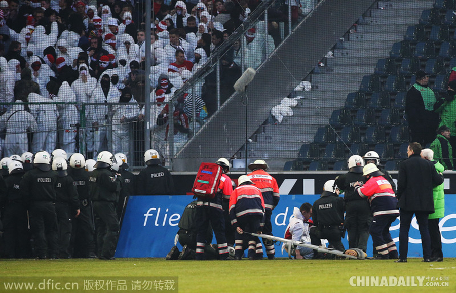 科隆球迷大闹德甲赛场 烟火波及球场大批警察出动