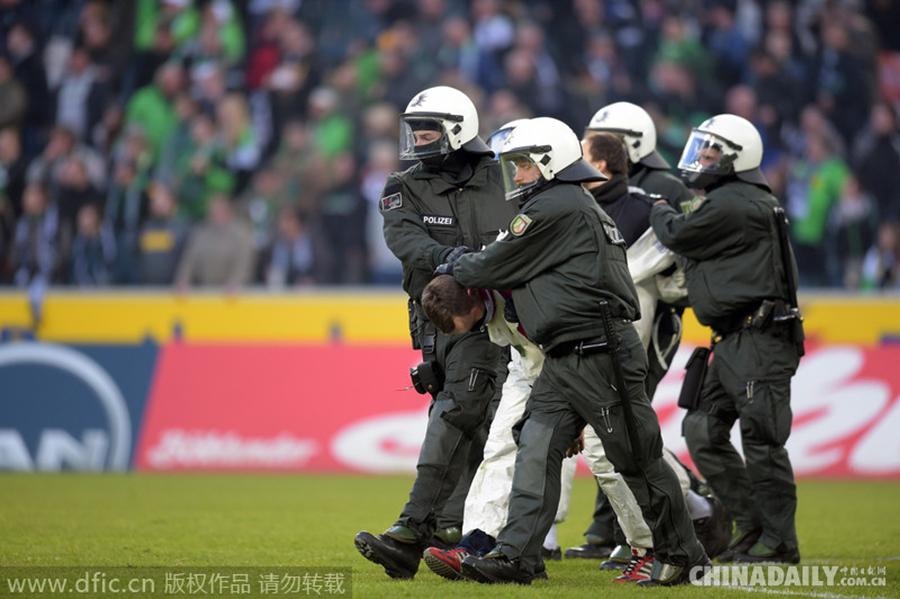 科隆球迷大闹德甲赛场 烟火波及球场大批警察