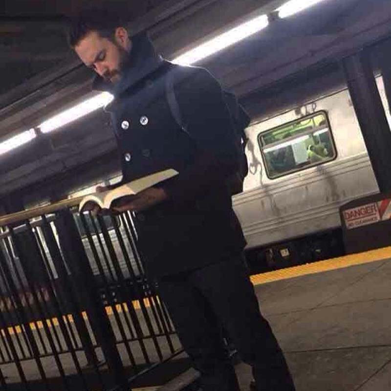 纽约地铁型男读书照蹿红 文艺气质迷倒网民