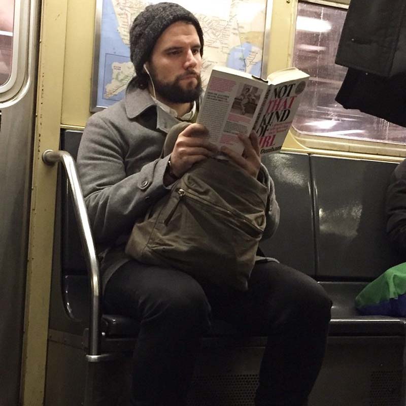 纽约地铁型男读书照蹿红 文艺气质迷倒网民