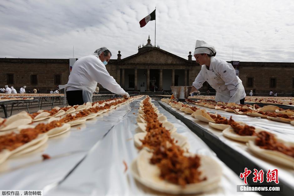 墨西哥大厨做2500米长煎玉米卷 欲破吉尼斯世界纪录