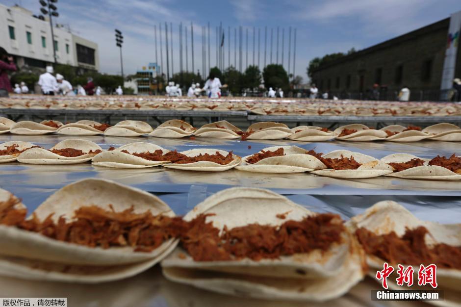 墨西哥大厨做2500米长煎玉米卷 欲破吉尼斯世界纪录
