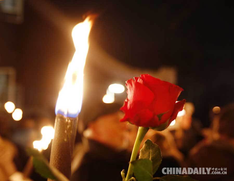 丹麦民众为枪击案遇难者守夜悼念 首相王储参加仪式
