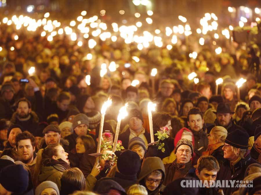 丹麦民众为枪击案遇难者守夜悼念 首相王储参加仪式