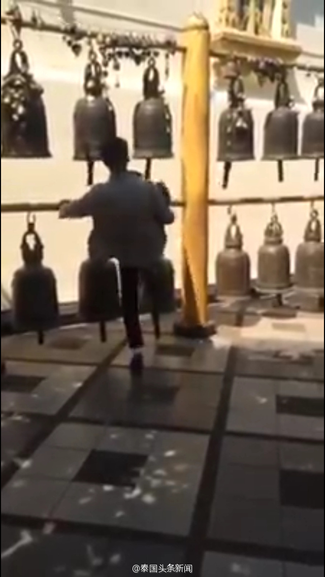 一华人游客泰国脚踢寺庙古钟