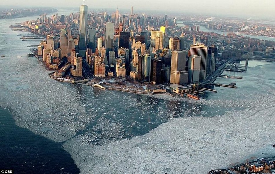 航拍冰封的曼哈顿