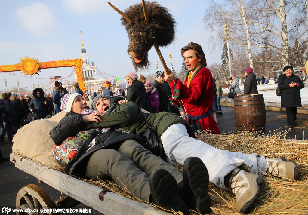 俄罗斯民众庆祝谢肉节 迎接春天到来